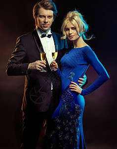 优雅的夫妇戴着杯香槟的肖像图片