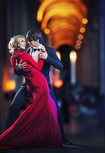 展示跳舞的轻夫妇的照片高清图片