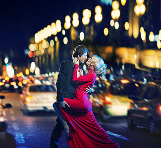 浪漫的轻夫妇市中心跳舞图片