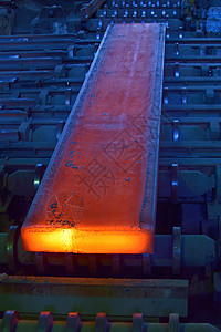 钢厂内部输送机上的热钢图片