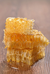 蜂蜜木制背景上蜂蜜图片