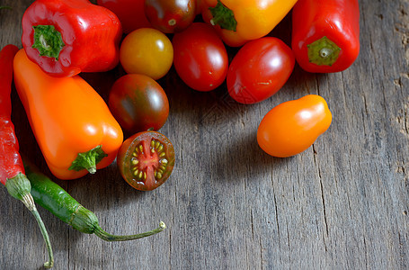 新鲜成熟的彩色蔬菜西红柿图片