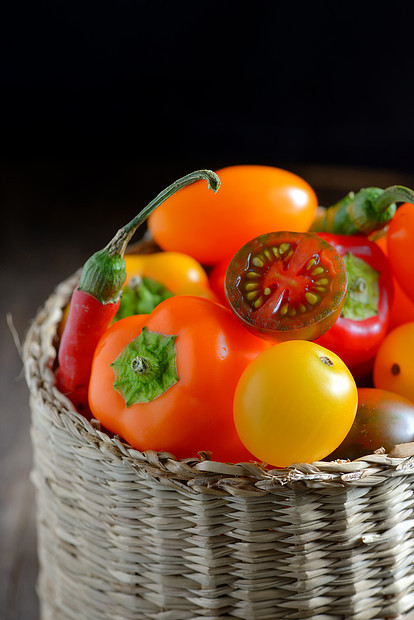 新鲜成熟的五颜六色的蔬菜西红柿篮子里图片