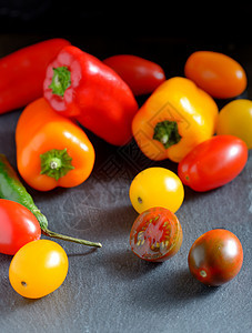 新鲜成熟的彩色蔬菜西红柿图片