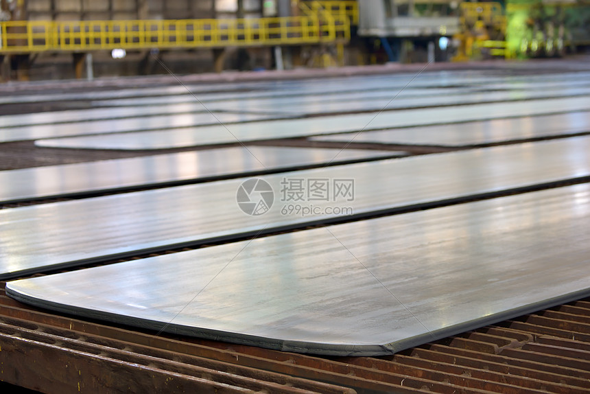 钢厂生产线上的钢板图片