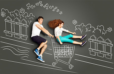 快乐情人节爱情故事的,浪漫的夫妇粉笔画背景男人骑着他的女朋友街上的购物车里图片