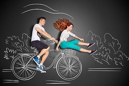 快乐情人节爱情故事的浪漫夫妇粉笔画背景男骑着他的女朋友前的自行车篮子里图片