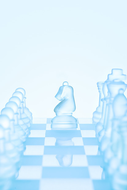 国际象棋的,个冰霜的国际象棋骑士站棋盘上的棋子,准备个l形的动作图片