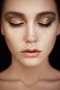 漂亮的女人脸完美的妆容美容时尚睫毛嘴唇化妆品眼影化妆细节眼线图片