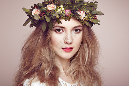 美丽的金发女人,头上戴着花圈花发型的美女完美的妆容美容时尚春天的女人图片