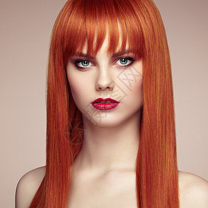 红头发女人美丽的感女人的肖像,优雅的发型完美的妆容红头发女孩时尚照片背景