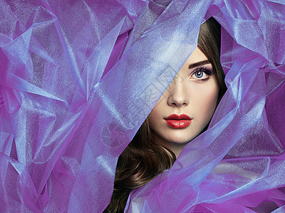 紫色纱下美丽女人的时尚照片美丽的肖像完美的妆容睫毛嘴唇化妆品眼影图片
