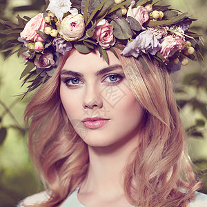 美丽的金发女人,头上戴着花圈花发型的美女夏天森林里的女孩时尚照片图片