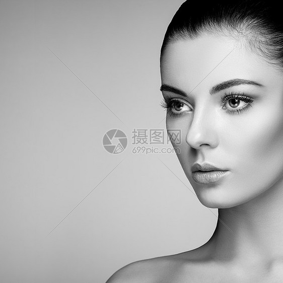 漂亮的女人脸完美的妆容美容时尚睫毛化妆品眼影突出黑白相间图片