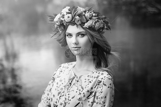 美丽的金发女人,头上戴着花圈花发型的美女夏天森林里的女孩时尚照片黑白相间图片