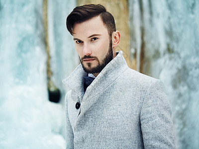 穿着灰色外套的帅哥的户外肖像时尚照片美丽的冬天风格图片