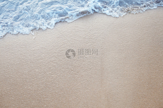 热带海滩自然背景与波浪来沙滩图片