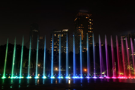 吉隆坡现代城市天际线夜间照明喷泉图片