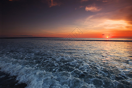 巴厘岛日落天空下的美丽海景巴厘岛的日落图片