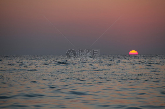 日落海上日落时海上美丽的圆形太阳图片