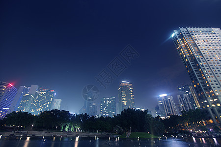 吉隆坡市中心吉隆坡下行公园的夜景图片