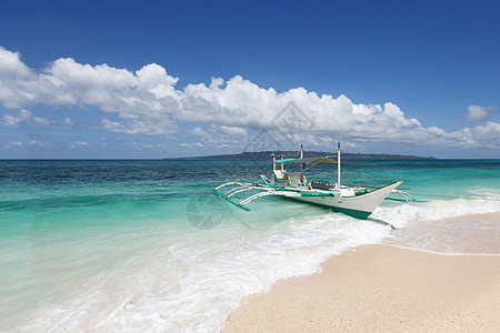 海滩上的船阳光明媚的日子里,菲律宾海滩热带海洋上的船图片