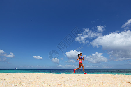 女人海滩上慢跑跑步的女人海滩大海的背景上慢跑图片