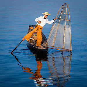 缅甸旅游景点地标传统的缅甸渔民缅甸的inle湖捕鱼网,以其独特的单腿划船风格而闻名图片