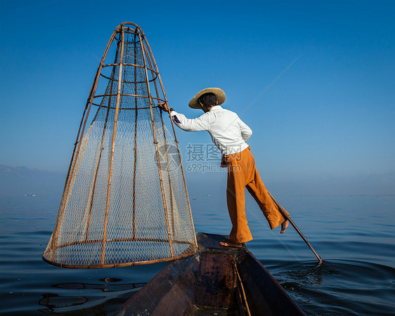 缅甸旅游景点地标传统的缅甸渔民缅甸的inle湖捕鱼网,以其独特的单腿划船风格而闻名,船上观看图片