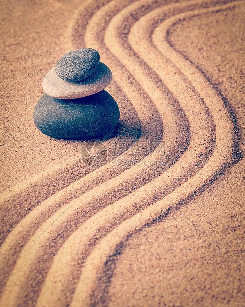复古效果过滤了日本禅宗石园的时髦风格形象放松,冥想,简单平衡的鹅卵石耙沙平静的场景图片