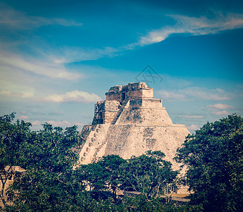 复古效果过滤了古马扬金字塔金字塔魔术师Uxmal,梅里达,尤卡坦,墨西哥的嘻哈风格形象图片