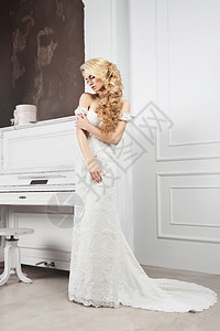 新娘穿着件白色的连衣裙,身材匀称背景图片