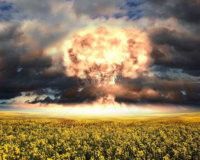 户外环境中的核爆炸环境保护的象征核能的危险图片