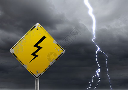 前方暴风雨天空下恶劣天气的黄色警告标志背景图片