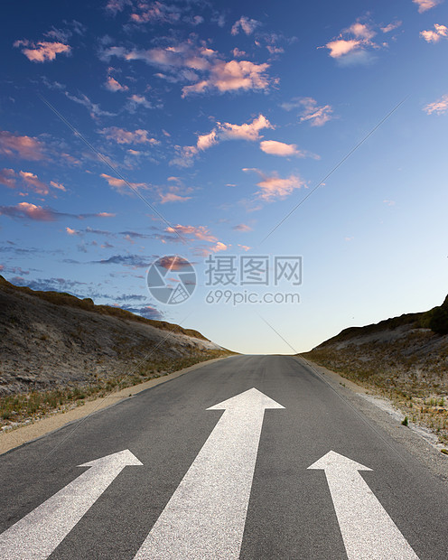 带白色箭头向前指示的道路图像图片