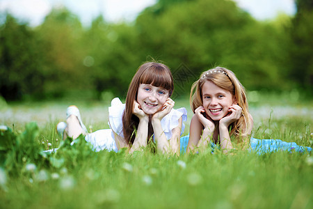 两个女孩夏天的公园里呆图片
