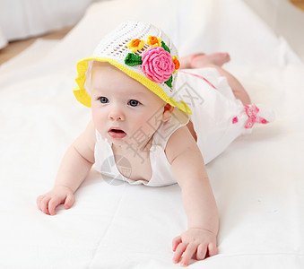 戴着趣帽子的可爱小婴儿的肖像图片