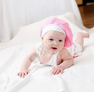 戴着趣帽子的可爱小婴儿的肖像图片