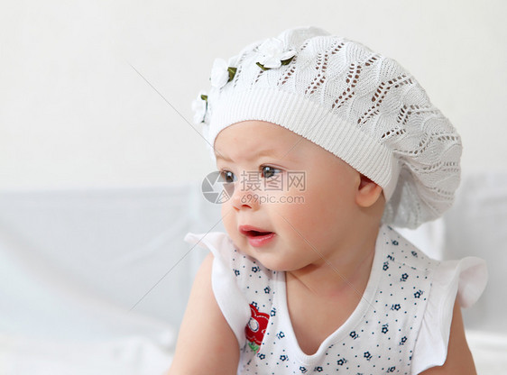 戴帽子的女婴的肖像图片