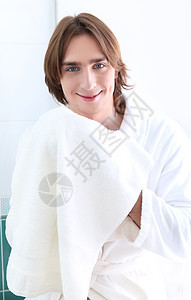 穿着浴袍的轻英俊男人的肖像图片
