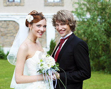 轻夫妇结婚了大自然中新娘新郎的肖像图片
