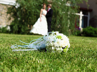前台的套房花背景中,新娘新郎婚姻的象征背景图片