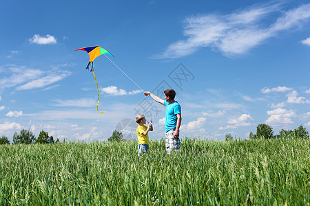 父亲儿子夏天玩风筝图片