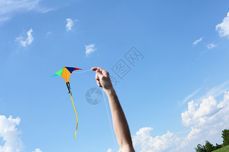 风风筝蓝色的夏日天空中飞翔图片