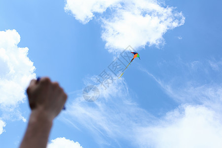 风风筝蓝色的夏日天空中飞翔图片