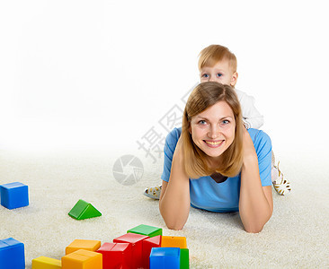 轻的母亲她的小儿子玩得很开心图片