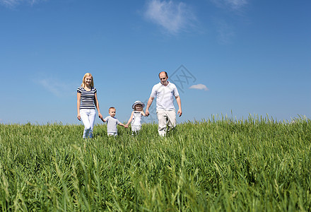 夏天的草地上孩子们的家庭图片