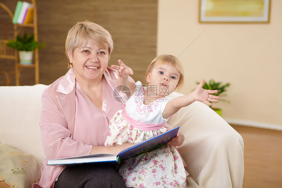 祖母家给祖母读本书图片