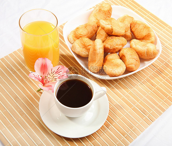 早餐咖啡牛角包桌子上的轻背景图片