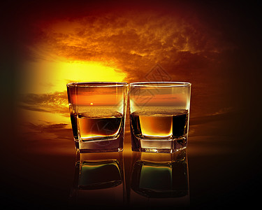 两杯威士忌两杯威士忌,天空的背景下大海的插图图片